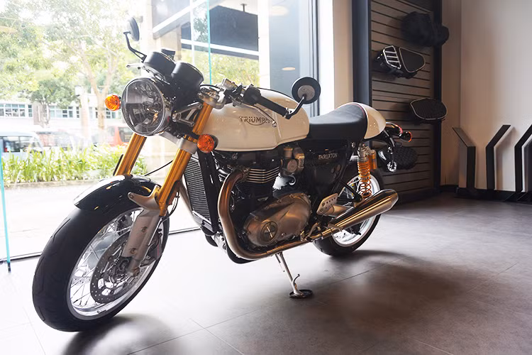 Mẫu xe môtô Triumph Thruxton 2017 là một trong ba mẫu xe hoài cổ thế hệ mới của hãng xe máy đình đám Anh quốc, bên cạnh bộ đôi Bonneville và Street Twin. Tại thị trường Việt Nam, xe được phân phối chính hãng với 2 phiên bản là Triumph Thruxton và Triumph Thruxton R cao cấp.