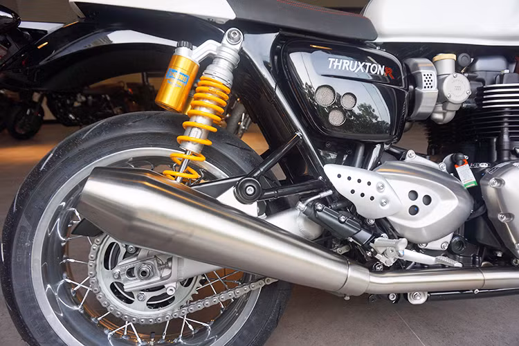 Cả 2 bánh xe của Thruxton R đều có đường kính 17 inch và sử dụng lốp thể thao Pirelli Diablo Rosso Corsa. Lốp trước có kích cỡ 120/70/17, trong khi lốp sau có cỡ 160/60/17. Bánh sau cũng có dạng vành nan nhưng sử dụng phanh đĩa đơn. Hệ thống ống xả với hai "nòng" thiết kế dạng quả chuỳ bằng hợp kim khá ấn tượng với người sử dụng.
