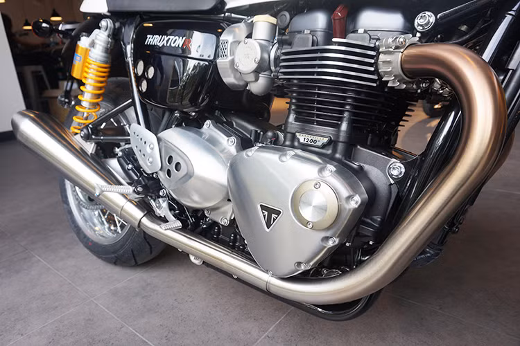 Động cơ của xe đem tới công suất tối đa 97 mã lực và mô-men xoắn cực đại 112 Nm. Một cải tiến đáng giá của Thruxton thế hệ mới đó là chiếc xe đã chuyển sang sử dụng hệ thống làm mát bằng chất lỏng, thay vì chỉ bằng gió như trước đây. Ngoài ra, xe còn được trang bị các công nghệ hỗ trợ điện tử bao gồm hệ thống kiểm soát lực kéo, ABS, tay ga điện tử, hệ thống lái 3 chế độ Sport, Road &amp; Rain... 
