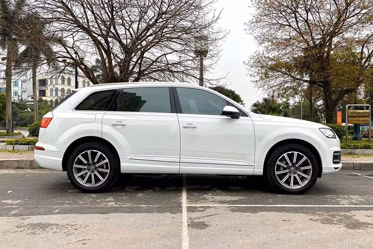 Với mức giá cho bản 2.0 TFSI là 3,48 tỷ đồng, 2.0 TFSI là 4,080 tỷ đồng, mẫu xe Audi Q7 2019 được định vị ở phân khúc xe hạng sang và khá kén khách. Việc chi một số tiền lớn để mua xe mới cũng là một vấn đề nan giải đối với đại đa số người tiêu dùng Việt. Tuy nhiên với chiếc Audi Q7 2019 chạy lướt này, nó được xem là khá hợp lý tại thời điểm hiện nay.