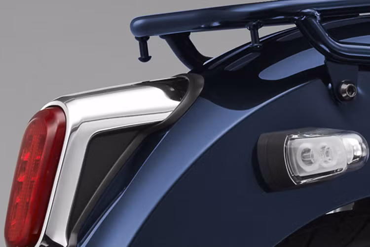 Ở phía sau đuôi xe, Honda đã quyết định thực hiện một cú "chấm phá" trong thiết kế của chiếc xe với bộ đèn hậu cùng xi-nhan LED với thiết kế hiện đại, hoàn toàn khác biệt so với chiếc Honda Cub thông thường. 