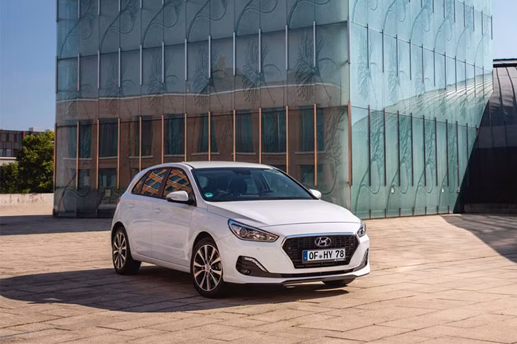 Sau gần 2 năm sau khi chính thức ra mắt trong triển lãm Paris motoshow 2016, mẫu xe gia đình Hyundai i30 thế hệ mới đã được bổ sung phiên bản nâng cấp, áp dụng cho cả kiểu dáng hatchback 5 cửa và wagon. Trong đó, điểm mới đáng chú ý nhất của Hyundai i30 2019 nằm ở động cơ.