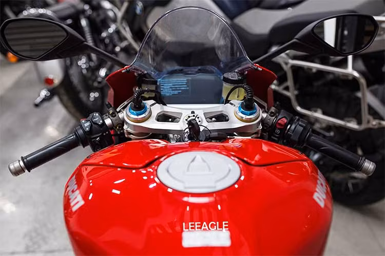 Xe có bộ khung hoàn toàn mới "Front Frame", so với dạng khung liền thông thường nó hạn chế những rung động từ mặt đường khi ôm cua. Tổng trọng lượng bộ khung chỉ nặng 4 kg, được bắt bu-lông vào 2 đầu xy-lanh. 