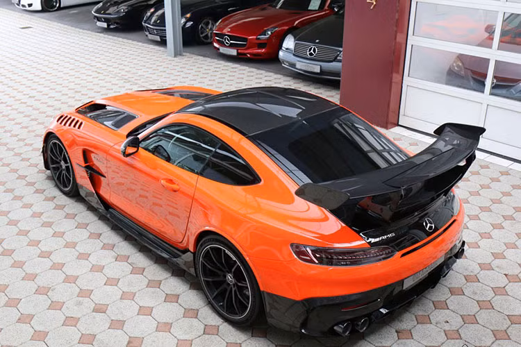 Trên thị trường, Mercedes-AMG GT Black Series là đối thủ của các siêu xe Lamborghini Huracan STO, Ferrari F8 Tributo, McLaren 765LT hay Aston Martin DBS Superleggera nhưng mức giá bán ra lại khá cao và hiện tại, bị các đại lý hét giá trên trời.