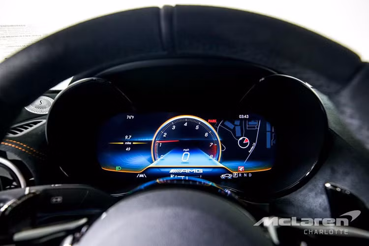 Nhìn bên ngoài Mercedes-AMG GT Black Series dễ thấy siêu xe này lấy cảm hứng từ thiết kế của xe đua Mercedes-AMG GT3, ngoài ra là động cơ V8-Biturbo, sản sinh công suất tối đa 720 mã lực, mạnh hơn rất nhiều so với Mercedes-AMG GT R hay Mercedes-AMG GT R Pro đã xuất hiện tại Việt Nam.