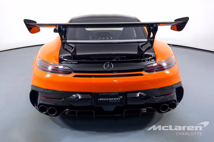 Chiếc siêu xe Mercedes-AMG GT Black Series này được 1 đại lý xe có tiếng ở Bắc Carolina, Mỹ chào bán với số đồng hồ công tơ mét của xe đã đi được 49 miles, tương đương 79 km, nên gần như chiếc Mercedes-AMG GT Black Series thuộc diện xe mới toanh.