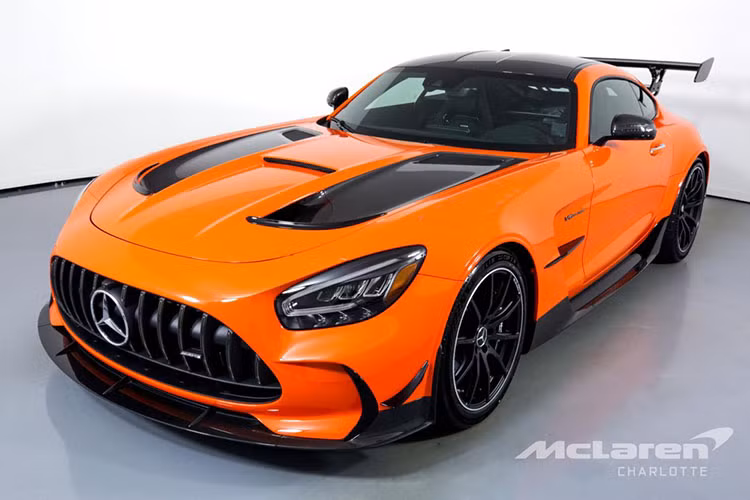 Mercedes-AMG GT là phiên bản kế nhiệm của mẫu siêu xe cửa cánh chim nổi tiếng Mercedes-Benz SLS AMG. Vào tháng 7 năm ngoái, hãng xe sang đến từ Đức đã cho ra mắt 1 phiên bản mới và có thể nói dễ dàng giúp các khách hàng chinh phục các đường đua khó tính, chiếc xe chúng tôi muốn nói đến là Mercedes-AMG GT Black Series 2021 mới.