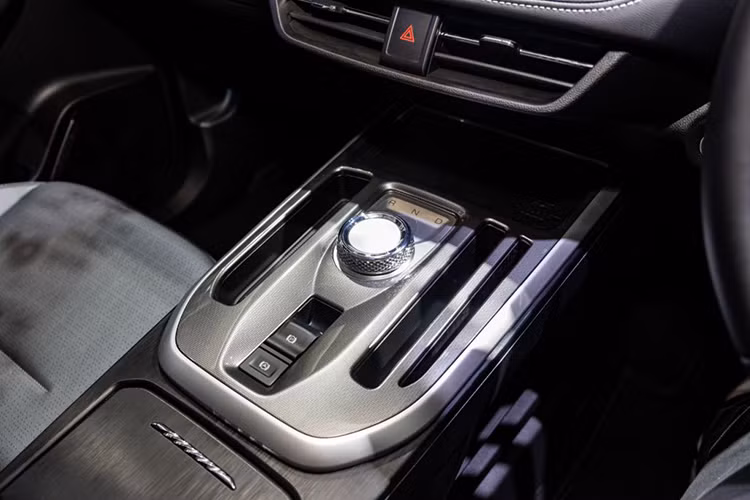 Haval Jolion có nhiều tính năng an toàn ADAS tiên tiến, như hệ thống liên lạc khẩn cấp, cảnh báo tiền va chạm, cảnh báo chống buồn ngủ, cảnh báo áp suất lốp, hỗ trợ đổ đèo, phanh tự động khẩn cấp, cân bằng điện tử, kiểm soát lực kéo, hỗ trợ khởi hành ngang dốc, phanh tay điện tử đi kèm Auto Hold, và 6 túi khí...