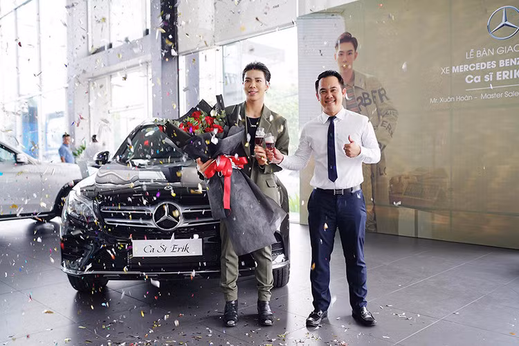 Ca sĩ Erik nổi tiếng với nhiều bài hit như Sau tất cả, Lạc nhau có phải muôn đời hay Có tất cả nhưng thiếu anh... Sự chăm chỉ trong hoạt động ở giới showbiz đã giúp Erik mới đây đã tậu hẳn chiếc SUV hạng sang Mercedes-Benz GLC đời mới nhất.