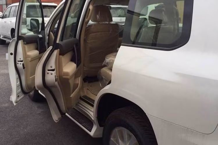 Ngoài ra, trên mẫu xe Land Cruiser 2017 GX.R vừa nhập về Việt Nam còn đi kèm bộ mâm hợp kim 18 inch đa chấu, xe có chiều dài 5.170 mm, chiều rộng 1.980 mm và chiếu cao 1.930 mm. Nếu so với phiên bản 2016 từng xuất hiện thì nó không có quá nhiều thay đổi về ngoại hình.
