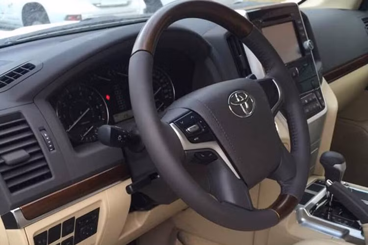 So với phiên bản bán chính hãng tại Việt Nam, Land Cruiser 2017 VX.R sẽ có một số sự khác biệt về option có thể kể đến như: hệ thống treo khí nén với chức năng nâng hạ gầm, mâm hợp kim 20 inch, màn hình giải trí cảm ứng 9 inch trên táp-lô hỗ trợ Navigation/ DVD/USB/AUX/Bletooth, dàn âm thanh 14 loa JBL, 2 màn hình giải trí 10 inch cho ghế sau,...