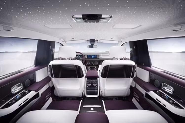 Phần được hãng xe sang Rolls-Royce tập trung nhất phải kể đến nội thất. Thiết kế tổng thể vẫn kế thừa từ Phantom thế hệ trước nhưng tất cả các ghế ngồi phía trước đều đem lại cho hành khách cảm giác thoải mái hơn, kết hợp bàn ăn picnic và hệ thống thông tin giải trí sau tựa lưng với tính năng điều khiển điện tử và thu gọn lại bằng một nút bấm.