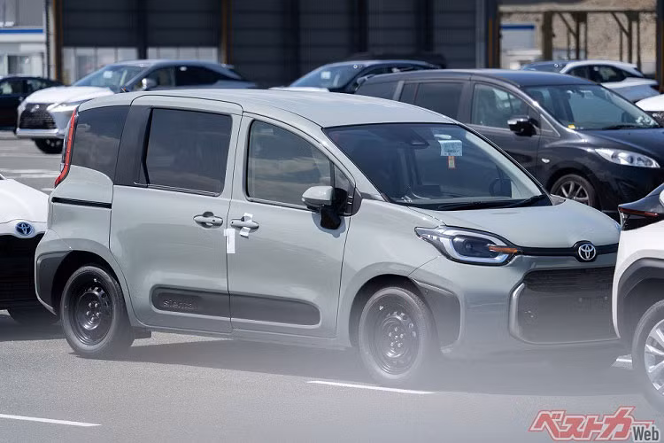 Thứ hai là hệ truyền động hybrid, bao gồm máy xăng 3 xi-lanh, dung tích 1.5L và mô-tơ điện, sản sinh công suất tổng cộng 116 mã lực. Phiên bản hybrid của mẫu MPV này có cả hệ dẫn động 1 cầu hoặc 2 cầu. Lượng xăng tiêu thụ trung bình của phiên bản hybrid dao động từ 25,3 - 28,8 km/lít (3,47 - 3,95 lít/100 km).