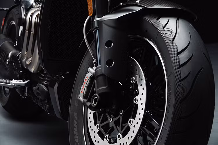 Một số trang bị bị đáng chú ý khác trên xe môtô Triumph Rocket III TFC gồm đèn pha tích hợp đèn định vị LED, bảng đồng hồ là màn hình màu TFT hiện đại, tích hợp Bluetooth, cho phép kết nối với điện thoại hoặc hệ thống định vị dẫn đường và thậm chí là điều khiển được cả camera GoPro...