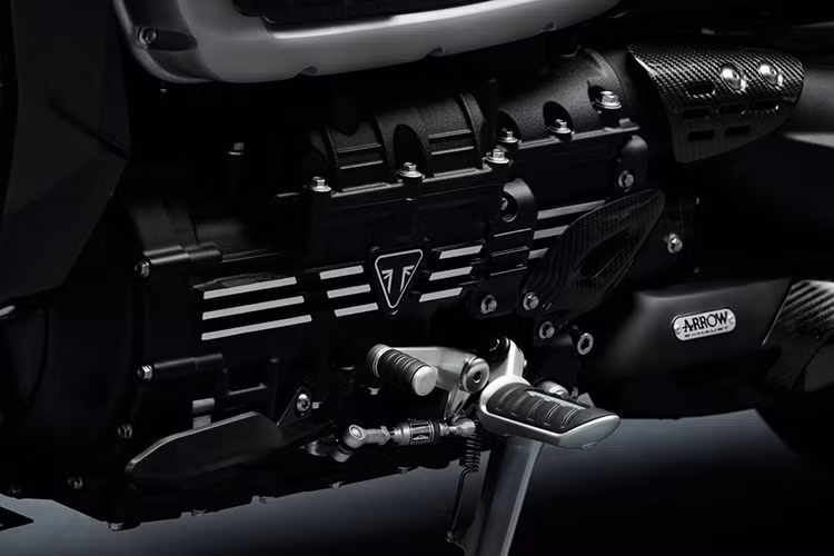 Triumph Rocket III TFC sở hữu khối động cơ 3 xylanh với dung tích cực khủng là 2.458 cc, sản sinh công suất 168 mã lực và mômen xoắn cực đại đạt 221 Nm. Trang bị này giúp Triumph Rocket III TFC 2020 trở thành mẫu môtô thương mại có động cơ lớn nhất và mômen xoắn cao nhất trên thị trường hiện nay.
