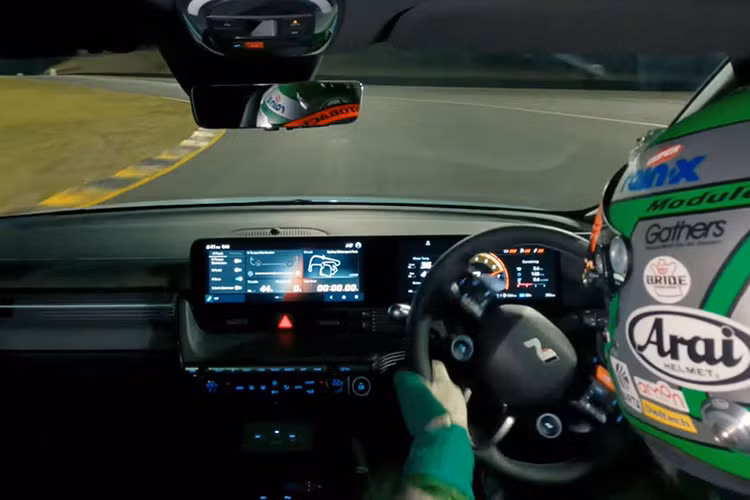 Tay đua Keiichi Tsuchiya cũng góp mặt trong video teaser, ngầm xác nhận sự tham gia của ông trong dự án hợp tác với bộ phận hiệu suất Hyundai N.