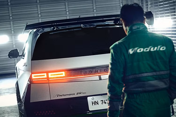 Hyundai Ioniq 5 N Drift King chạy điện hiệu suất cao này sẽ chính thức được ra mắt tại sự kiện Tokyo Auto Salon 2025 khai mạc vào ngày 10/1 tới đây. Phiên bản đặc biệt Ioniq 5 N DK Edition sở hữu loạt nâng cấp tập trung vào hiệu suất drift.
