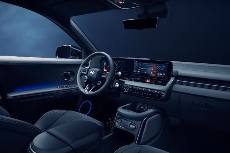 Tsuchiya đã ca ngợi mẫu xe điện Hyundai Ioniq 5 N bản Drift King của thương hiệu Hàn Quốc là "thú vị" và "năng động", đồng thời thừa nhận nó đã thay đổi góc nhìn của ông về Hyundai.