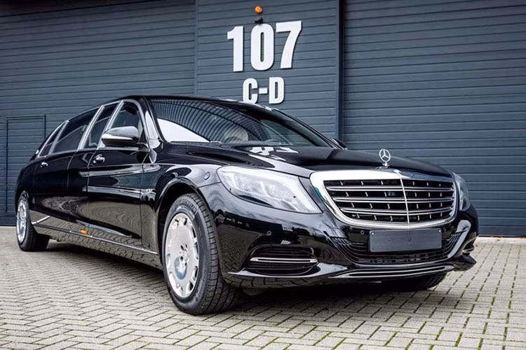 Với nhiều người tiêu dùng, một chiếc xe sang Mercedes-Benz S-Class phiên bản thường đã đủ lớn và sang trọng và đưuocj xếp vào giới doanh nhân. Nhưng với giới siêu giàu, S-Class tiêu chuẩn chưa đủ đẳng cấp để họ bước lên, đó là lý do hãng xe Đức cho ra đời phiên bản xe siêu sang Mercedes-Maybach S600 Pullman.