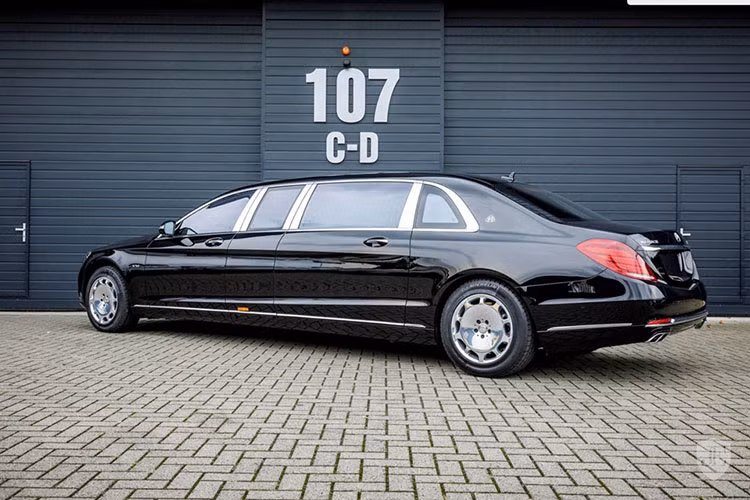 Chiếc sedan siêu sang hàng đầu Thế giới của Daimler, Mercedes-Maybach S600 Pullman có chiều dài cơ sở hơn 6.400 mm, dài hơn so với phiên bản kéo dài của Bentley Mulsanne và Rolls-Royce Phantom. Ngoại thất của chiếc xe sở hữu màu đen bóng đầy vẻ sang trọng.