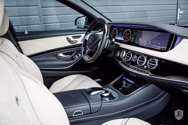 Nhìn từ bên ngoài vàovao khoang lái, có thể thấy rõ khoang nội thất của siêu xe sang Maybach S600 xa xỉ bậc nhất nhà Mercedes-Benz với chất liệu da Nappa cùng gỗ Desino bao phủ trong xe. Những đường chỉ khâu tay cũng được thợ thủ công may tinh tế bên trong nội thất.