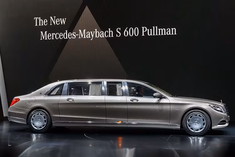 Siêu xe sang Maybach S600 Pullman sử dụng động cơ V12, tăng áp kép, dung tích 6.0 lít, công suất 530 mã lực và mô-men xoắn 830 Nm. Siêu sedan này có thể tăng tốc 0-100 km/h chỉ trong 6,4 giây, 0-200 km/h trong 24,6 giây và chạy nước rút 400 m đầu tiên trong 14,5 giây. 