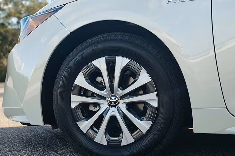 Động cơ mới trên Toyota Corolla Hybrid 2020 còn tích hợp một bộ vi sai “nạp trước” có thể truyền mô-men xoắn tới từng bánh trước độc lập để chống lại hiện tượng gia tốc “cao su” của nhiều hệ thống hybrid và cung cấp “phản ứng gia tốc tuyến tính mà có thể làm một số người bất ngờ.”