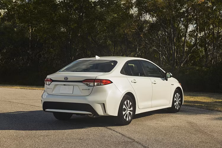 Mọi mẫu Corolla 2020 đều có trang bị tiêu chuẩn Toyota Safety Sense 2.0, bao gồm cảnh báo va chạm sớm, hệ thống tự kiểm soát hành trình mọi tốc độ, cảnh báo rời làn đường với hỗ trợ lái, hỗ trợ theo làn dường, đèn pha chùm cao tự động và hỗ trợ biển báo trên đường. 