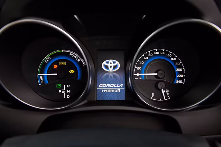 Trên phương điện trang bị, Toyota Corolla Hybrid 2020 chạy trên bộ la-zăng hợp kim cỡ 15-inch với bộ lốp chống lật thấp, kèm tất cả công nghệ thông tin giải trí và an toàn mới nhất của nhà sản xuất. Cụ thể, xe có trang bị tiêu chuẩn hệ thống thông tin giải trí Entune 3.0 và màn hình cảm ứng cỡ 8-inch, cùng với 8 túi khí và Star Safety System.