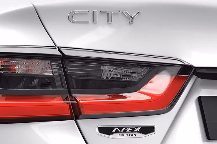 Ngoài ra, City Apex Edition vẫn có phần đẩu xe với thanh chrome được làm mỏng, lưới tản nhiệt mở rộng với thiết kế tổ ong, cụm đèn pha LED. Phía sau xe chỉ có cản sau và cánh lướt gió cỡ nhỏ trên nắp cốp.
