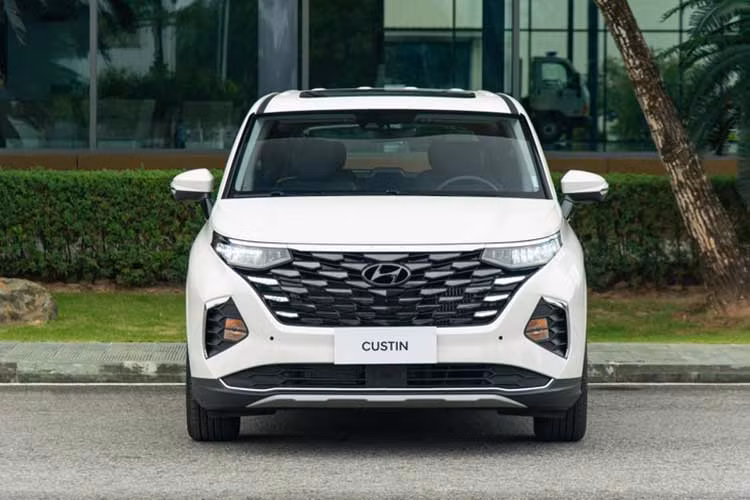 Hyundai Custin có chiều dài và trục cơ sở vượt trội hơn Toyota Innova Cross lần lượt là 195 mm và 205 mm.