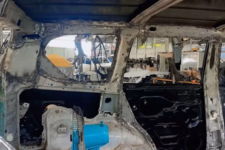 Nhờ đó, chiếc Toyota Land Cruiser Prado J90 27 năm tuổi đã khoác lên mình một diện mạo hoàn toàn mới, hiện đại và khó ai nhận ra tuổi thật của nó. Tuy nhiên, việc hoán đổi này không hề đơn giản. Prado J150 có kích thước lớn hơn đáng kể: dài hơn 150mm, rộng hơn 65mm và trục cơ sở dài hơn 115mm so với Prado J90.