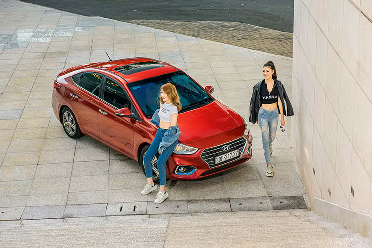 Hyundai Accent dễ dàng gây ấn tượng với khách hàng nữ giới với diện mạo trung tính, không quá cầu kỳ nhưng vẫn đủ sang trọng và tinh tế. Kích thước dòng xe này cũng ở mức vừa phải, thuận tiện sử dụng cho nhiều nhu cầu từ đi làm, dã ngoại cũng như shopping cuối tuần. Xe được trang bị ệ thống giải trí với màn hình AVN cảm ứng 7 inch, kết nối đa phương tiện, bản đồ dành riêng cho thị trường Việt Nam và dàn âm thanh 6 loa...