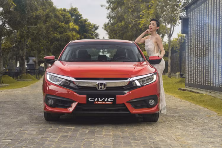 Honda Civic sở hữu thiết kế táo bạo, trẻ trung và đậm chất thể thao bậc nhất phân khúc. Và mẫu xe này cũng giúp chị em trở thành tâm điểm chú ý mỗi khi xuất hiện. Xe có kích thước không quá lớn, nhưng hội tụ đầy đủ các tính năng mà chị em cần như: màn hình giải trí cảm ứng 7 inch, tích hợp kết nối Apple CarPlay và Android Auto, điều khiển đa chức năng trên vô lăng...