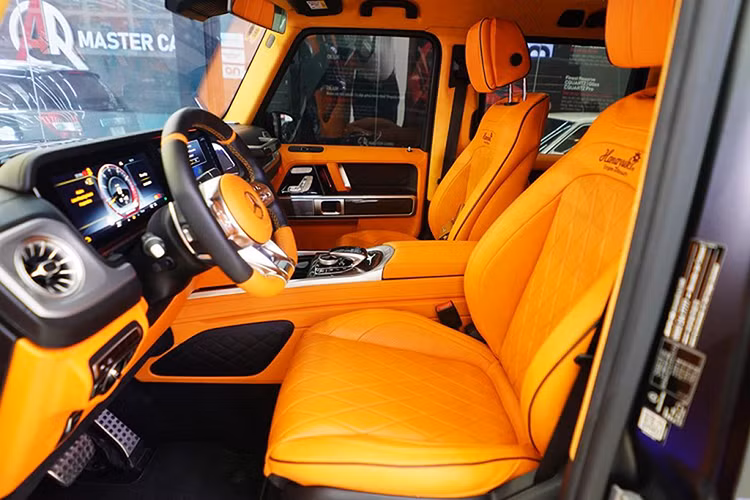 Nội thất cũ của chiếc SUV hạng sang Mercedes G63 AMG Edition 1 chủ yếu là màu đen kết hợp một số chi tiết màu cam. Đây là nội thất quen thuộc trên Mercedes G63 AMG Edition 1.