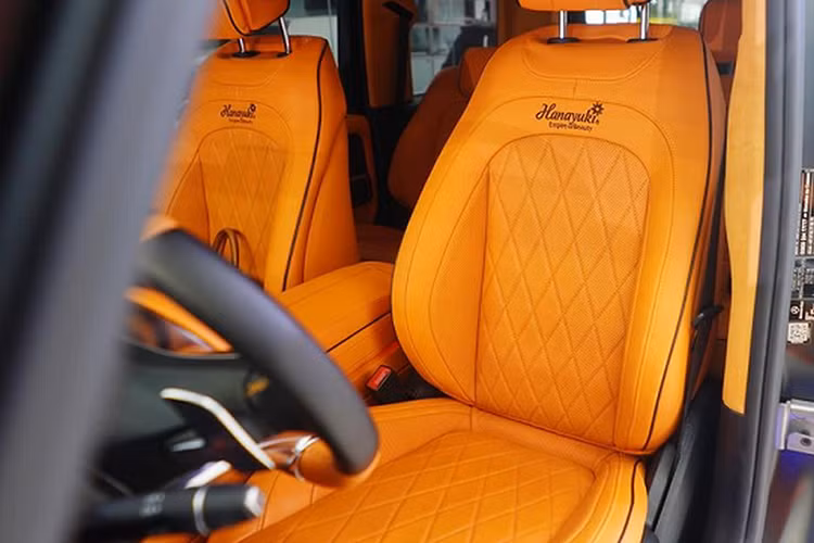 Trần xe cũng được bọc da lộn Alcantara màu cam kết hợp với “bầu trời sao” phong cách Rolls-Royce, trên ghế ngồi được thêu logo của Tập đoàn mỹ phẩm mà Đoàn Di Băng và chồng là người làm chủ.