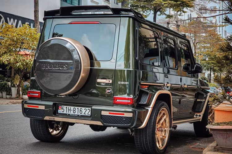 Hai bên thân xe Mercedes-AMG G63 Edition-1 độ Brabus có hốc gió hầm hố hơn. Logo 3 cánh ở đầu xe bị loại bỏ và thay thành chữ "B" - biểu tượng của hãng độ Brabus. Trên nóc xe được bổ sung thêm dải đèn LED chiếu sáng.