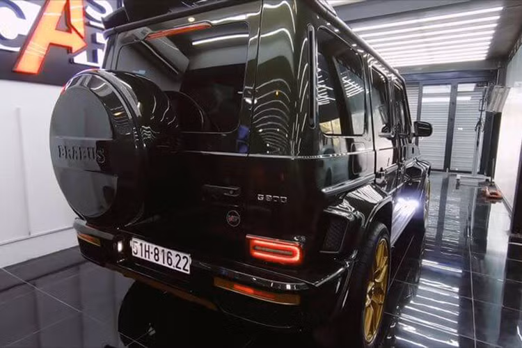 Cung cấp sức mạnh cho xe Mercedes-AMG G 63 Edition 1 vẫn là khối động cơ xăng tăng áp kép V8 4.0L sản sinh công suất 577 mã lực và mô-men xoắn cực đại 850 Nm, đi kèm hộp số tự động 9 cấp, giúp xe tăng tốc từ 0 - 100 km/h trong 4,5 giây trước khi cán vận tốc tối đa 220 km/h.
