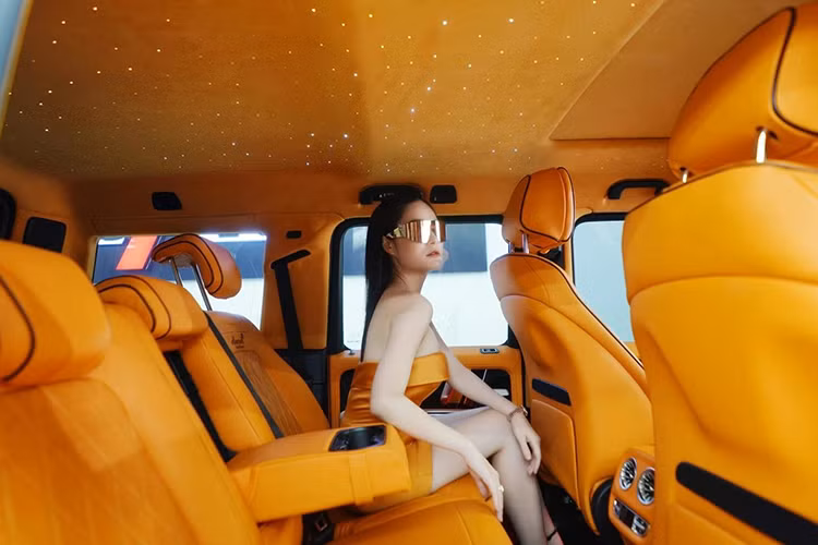 Tuy nhiên khi qua tay xưởng độ, toàn bộ nội thất Mercedes G63 AMG Edition 1 được thay đổi hoàn toàn. Cụ thể, nội thất bên trong chiếc xe được lấy màu cam làm chủ đạo kết hợp một số chi tiết màu đen.