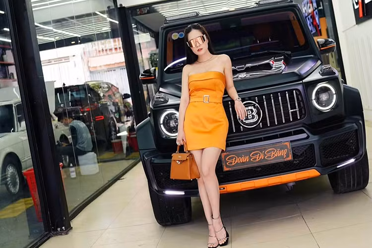Chiếc Mercedes-AMG G63 của Đoàn Di Băng đang rao bán thuộc phiên bản Edition 1 được độ Brabus. Xe được độ thêm phần bodykit Widestar 700, bộ bodykit này đã làm thay đổi diện mạo chiếc xe với những chi tiết như nắp ca-pô có thêm hốc gió lớn làm bằng carbon.
