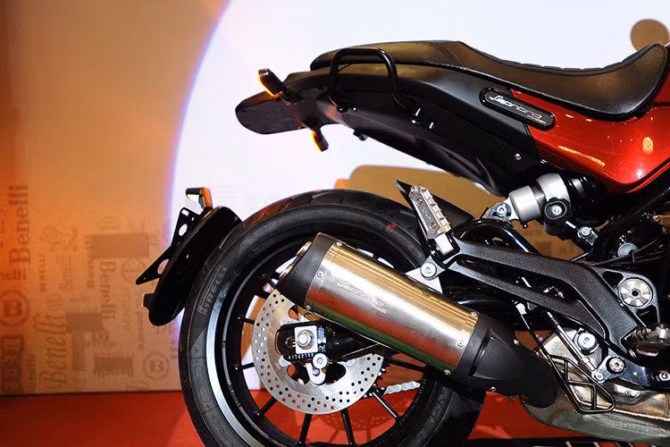 Xe được trang bị khối động cơ V-Twin song song, làm mát bằng dung dịch, phun xăng điện tử, dung tích 500cc. Đây là khối động cơ mới, được dùng chung với mẫu xe môtô mang kiểu dáng adventure Benelli TRK 502 hiện đang được phân phối chính hãng tại Việt Nam vào đầu năm 2017.