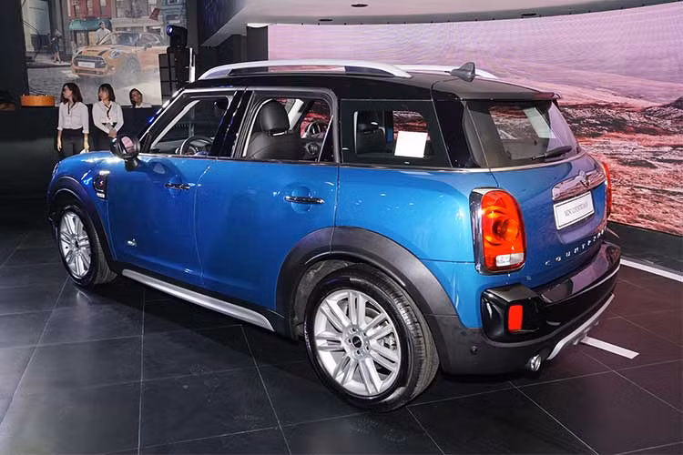 Thiết kế của Countryman thế hệ mới vẫn giữ những đường nét chủ đạo của thế hệ trước đây, tuy nhiên nhiều chi tiết đã được điều chỉnh và thay đổi lớn nhất là ở phần đầu và đuôi xe, từ thiết kế đèn pha mới, lưới tản nhiệt mới, cản trước và cản sau sống động mạnh mẽ hơn hẳn.