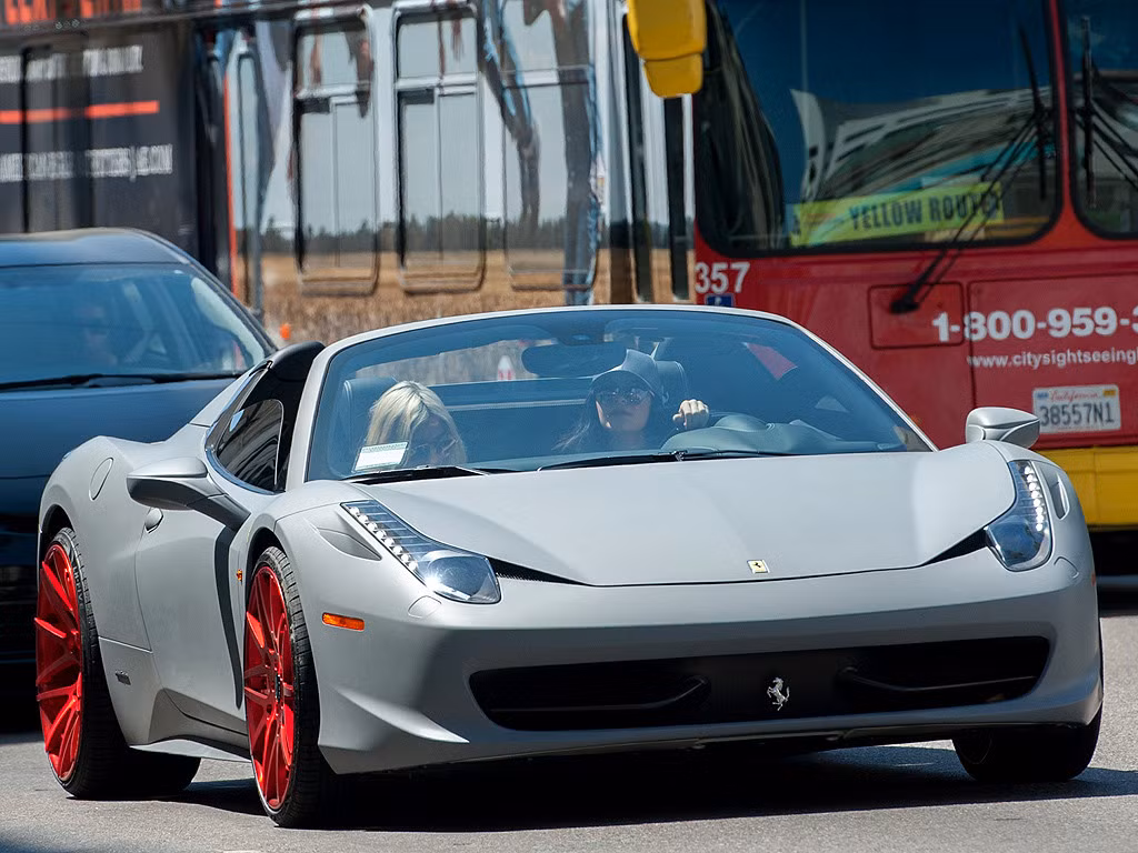 Trước đó, Kylie Jenner cũng đã sở hữu một chiếc Ferrari 458 mui trần trị giá 260.000 USD do bạn trai tặng làm quà sinh nhật.
