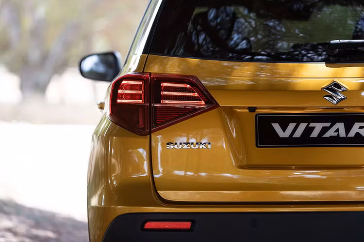 Chưa hết, Vitara phiên bản 2019 còn được trang bị cụm đèn hậu mới và các chi tiết ngoại thất cũng sáng sủa hơn so với người tiền nhiệm trước đây. Thân xe với những các đường vuốt khi động học mạnh mẽ hơn. Đáng chú ý là bộ đa chấu hình hoa hợp kim khác biệt.
