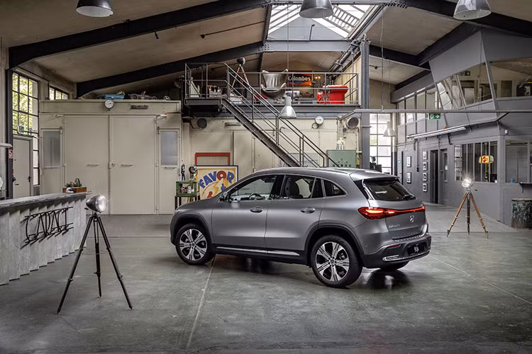 Thay đổi còn lại của Mercedes-Benz EQA 2024 nằm ở hệ thống an toàn, bao gồm công nghệ cảm biến nâng cấp với camera đơn-đa chức năng và camera lùi mới. Khách hàng có thể chi thêm tiền để trang bị gói trợ lái Driving Assistance tùy chọn cho xe.