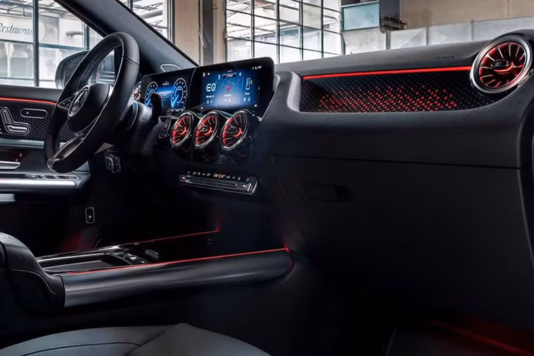 Trang bị tiêu chuẩn của Mercedes-Benz EQA 2024 là bảng đồng hồ kỹ thuật số và màn hình cảm ứng trung tâm đều có kích thước 10 inch, tương thích hệ thống thông tin giải trí MBUX thế hệ mới nhất. 2 màn hình này có 3 phong cách hiển thị là Subtle, Sporty và Classic với danh mục cũng như đồ họa rõ ràng hơn, dễ dùng hơn. Bên cạnh đó là tính năng điều khiển bằng giọng nói nâng cấp, có thể nhận biết nhiều kiểu hội thoại hơn.