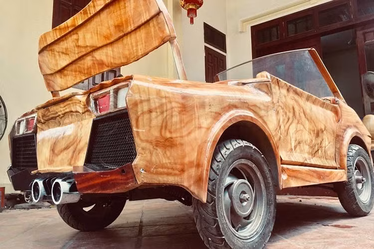Vì muốn có kỷ niệm đáng nhớ trong ngày vui của mình nên Trung quyết định sử dụng chiếc xe tự chế để đưa vợ ra địa điểm tổ chức. “Lúc đầu em cũng tính đi bộ hoặc đi ôtô nhưng muốn tạo nên sự khác biệt, đem lại bất ngờ cho vợ nên đã dùng chiếc ôtô gỗ của mình làm phương tiện. Không ngờ lại được mọi người hưởng ứng và vỗ tay cổ vũ nhiệt tình đến vậy”, Trung nói.