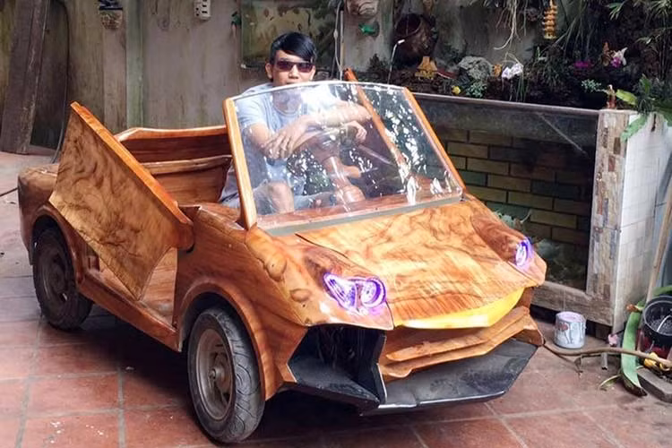 Mới đây, video chú rể sử dụng “siêu xe” Lamborghini bằng gỗ tự chế trong lễ đón dâu tại Hà Nội nhận được sự chú ý đặc biệt của dư luận. Hình ảnh trong video cho thấy, chiếc xe được trang trí ngập tràn bóng bay và hoa hồng. Cặp đôi cô dâu chú rể hạnh phúc ngồi trên chiếc xe dẫn đầu đoàn nhà trai, nhà gái đi đến địa điểm tổ chức lễ thành hôn.