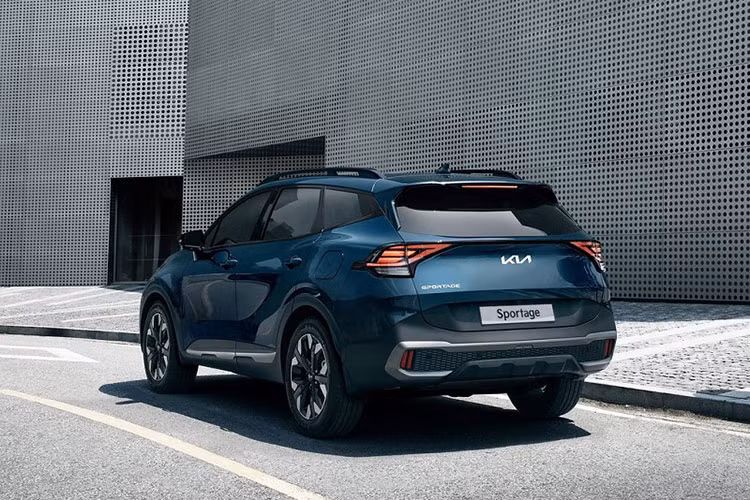 Về thiết kế, Kia Sportage PHEV cơ bản vẫn giống như Sportage và Sportage Hybrid, gồm lưới tản nhiệt “Mặt hổ kỹ thuật số” mở rộng sang hai bên và dải đèn chiếu sáng ban ngày LED được vuốt mỏng theo tạo hình boomerang bao quanh cụm đèn pha Matrix-LED.