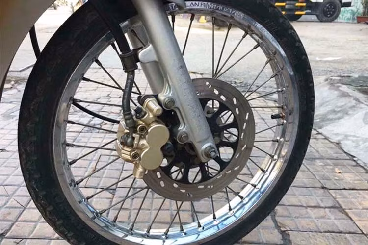 Xe sử dụng phuộc ống lồng trước, phuộc sau monoshock được sơn màu đỏ khá bắt mắt, đi kèm là dàn áo yếm với các khe hút gió, tem đấu phong cách thể thao. Mâm xe ở phiên bản này nguyên bản vẫn là dạng vành nan, trước sử dụng hệ thống thắng đĩa đơn, thắng đùm phía sau.